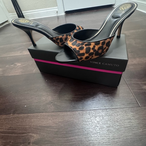New in Box Vince Camuto Black and Brown CalfHair Leopard Mules - Picture 3 of 8